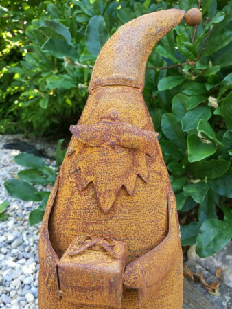 Preview: Edelrost 3D Weihnachtsmann mit Geschenk