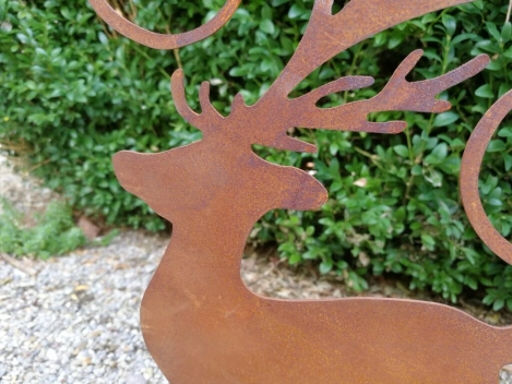 Edelrost Hirsch mit Schlitten auf Holzbrett