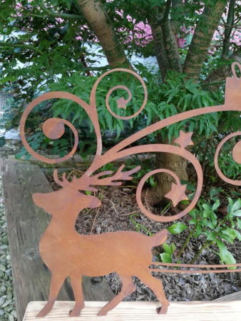 Preview: Edelrost Hirsch mit Schlitten auf Holzbrett