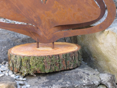 Edelrost Weihnachtsbaum auf Holzfuß