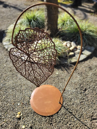 Edelrost Skulptur Blätterhauch auf Platte