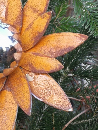 Edelrost Blume Valisa mit Edelstahlkugel, klein
