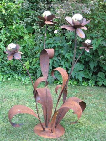 Edelrost Blume mit Edelstahlkugeln