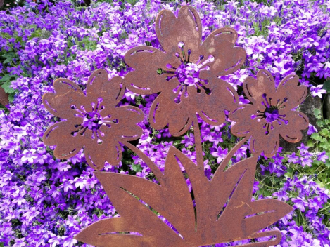 Edelrost Blumen im Herztopf