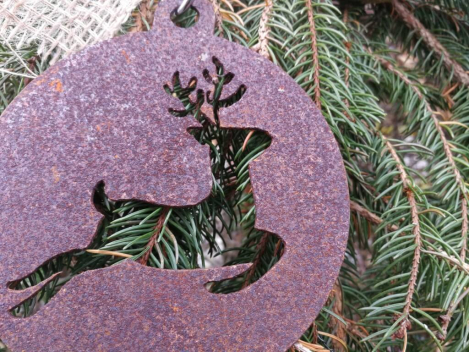Edelrost Christbaumkugel Hirsch, geschlossen