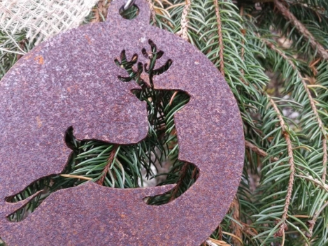 Edelrost Christbaumkugel Hirsch, geschlossen