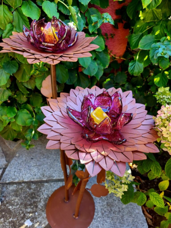 Edelrost Glasblume Dahlie 2 Blüten, weinrot