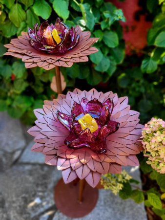 Edelrost Glasblume Dahlie 2 Blüten, weinrot
