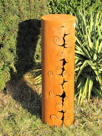 Edelrost Dekosäulen in vielen Designs für den Garten, eine Rostsäule