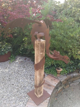 Edelrost Draco mit Holzbalken