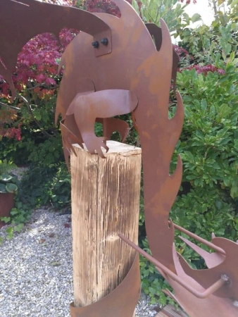 Edelrost Draco mit Holzbalken