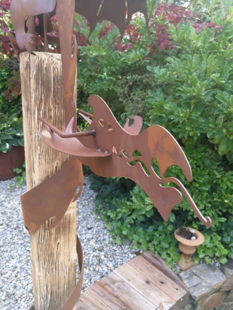 Edelrost Draco mit Holzbalken