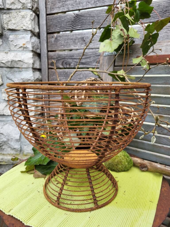 Edelrost Drahtkorb auf Fuß