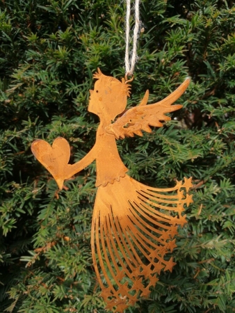 Engel Natalie mit Herz zum Hängen, Edelrostoptik