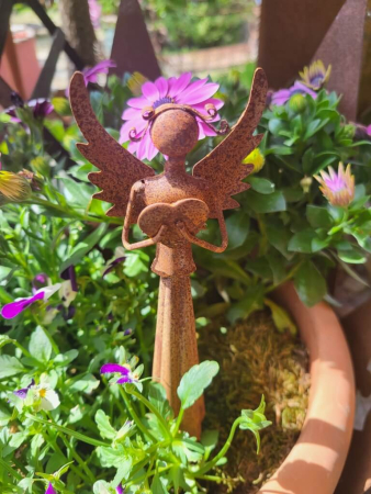 Edelrost Engel Sarah mit Herz, 24 cm