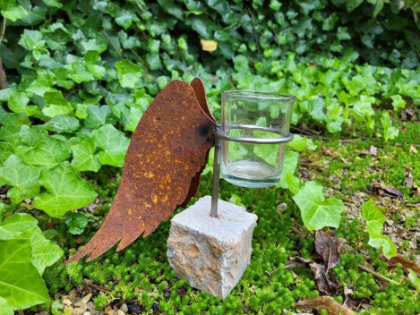 Preview: Edelrost Windlicht Engelsflügelpaar auf Steinsockel