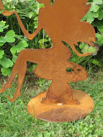 Preview: Edelrost Fee Myriel sitzend auf Pilz