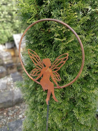 Edelrost Gartenstecker Ring mit sitzender Fee