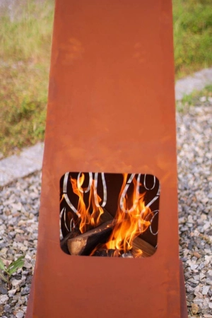 Edelrost Feuersäule Feuerturm mit Flammen