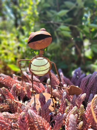 Edelrost Frosch Quacki mit Schaufel und Leuchtkugel