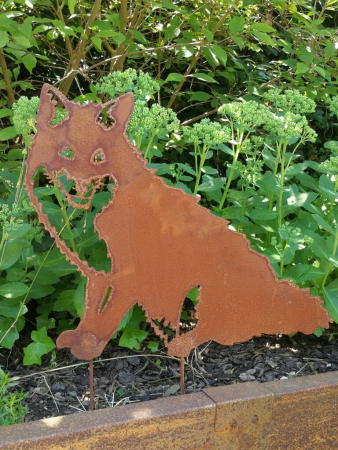 Edelrost Fuchs Fido sitzend auf Spießen