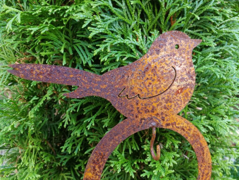 Preview: Edelrost Gartenstecker Futterstation Vogel Meli, Schwanz oben