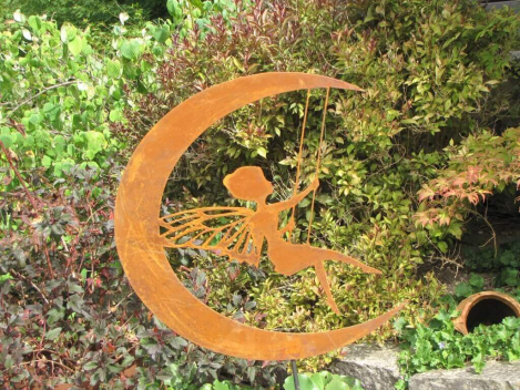 Edelrost Gartenstecker Fee Nerida auf Schaukel