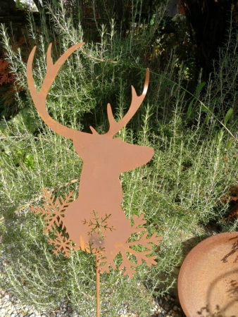 Edelrost Gartenstecker Hirsch mit Schneekristallen