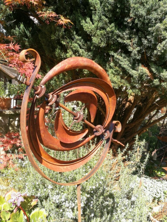 Edelrost Windrad Sonnenuhr