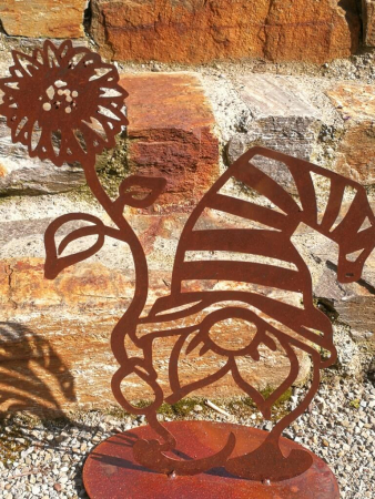 Preview: Edelrost Gartenwichtel Floris, mit Blume