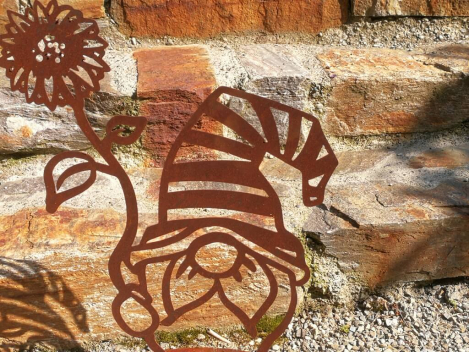 Preview: Edelrost Gartenwichtel Floris, mit Blume