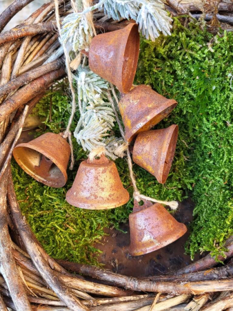 Edelrost Dekohänger Weihnachtsglocken mit künstlichem Grün