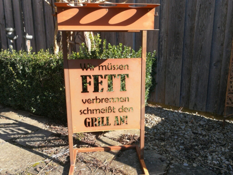 Edelrost Grilltisch mit Spruchtafel Fett verbrennen