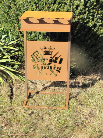 Edelrost Grilltisch mit Spruchtafel Grillkönig