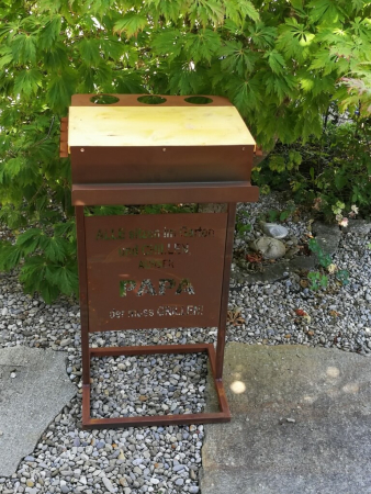 Edelrost Grilltisch mit Spruchtafel Papa Grillen