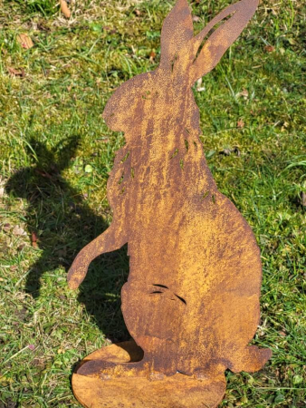 Edelrost Hase Sammy, sitzend