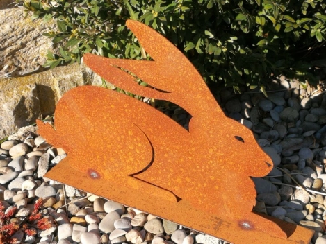 Edelrost Hase liegend