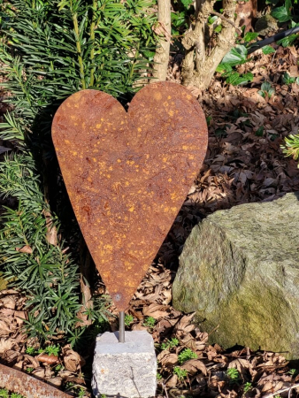 Preview: Edelrost Herz auf Steinsockel