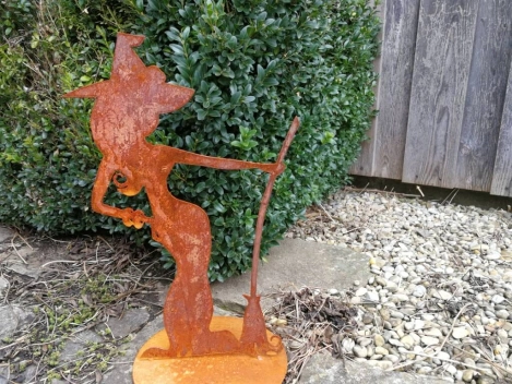 Edelrost Hexe Minerva, mit Armreifen