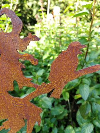 Preview: Edelrost Gartenstecker Hexe Waltraud, klein