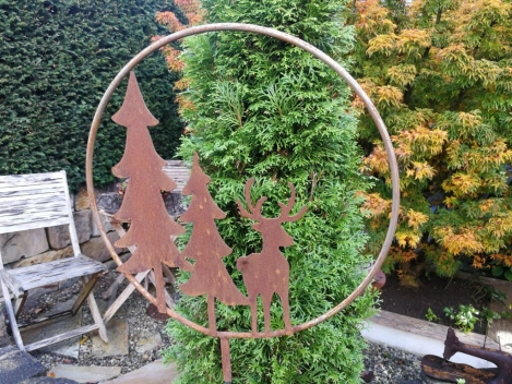 Edelrost Gartenstecker Hirsch mit Tannen im Ring