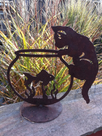 Edelrost Katze mit Goldfischglas