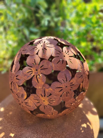 Edelrost Kugel Hortensienblüten