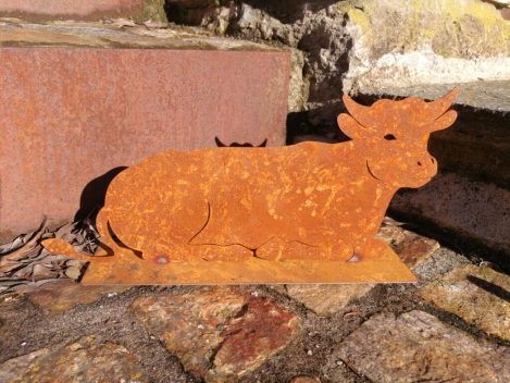 Edelrost Kuh, liegend
