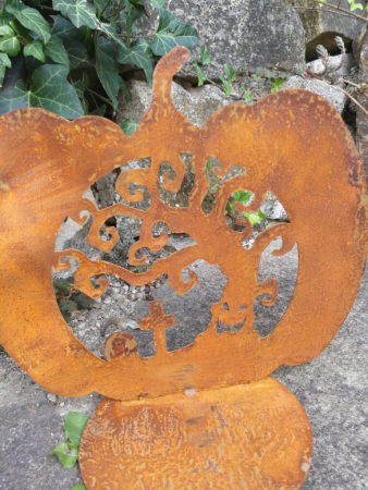 Edelrost Halloween Kürbis mit Friedhof, auf Platte