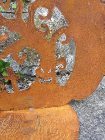 Edelrost Halloween Kürbis mit Friedhof, auf Platte