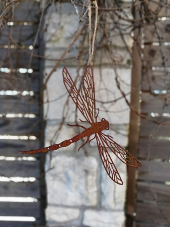 Edelrost Libelle zum Hängen, geäderte Flügel