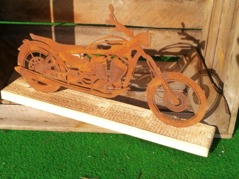 Edelrost Motorrad auf Holz