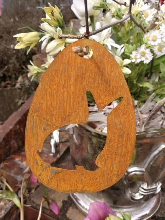 Edelrost Osterei Hase Knuddel, umschauend, zum Hängen
