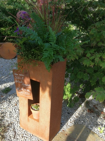 Pflanzsäule mit Aussparung